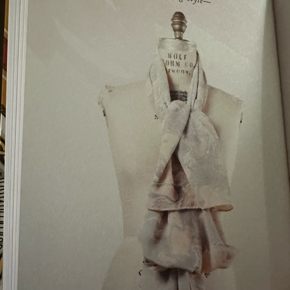 HOW to TIE a SCARF BOOK. Detailed pictures of 33 styles. Hermès ribbon bookmark. - Picture 13 of 14